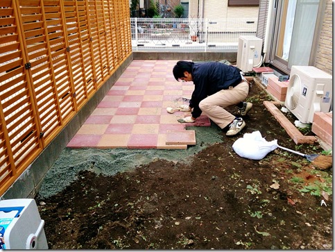 タイル敷きのお庭へ 観葉植物レンタルの杉本園芸